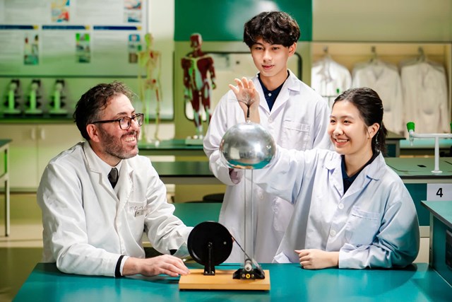 Vinschool cung cấp lộ tr&igrave;nh học theo chuẩn Cambridge xuy&ecirc;n suốt từ 5 đến 18 tuổi, gi&uacute;p học sinh ph&aacute;t triển vững v&agrave;ng, h&igrave;nh th&agrave;nh định hướng v&agrave; đam m&ecirc; học tập suốt đời.