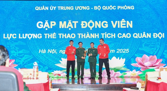 Bộ trưởng Bộ Quốc phòng gặp mặt, động viên CLB Thể Công - Viettel - Ảnh 3