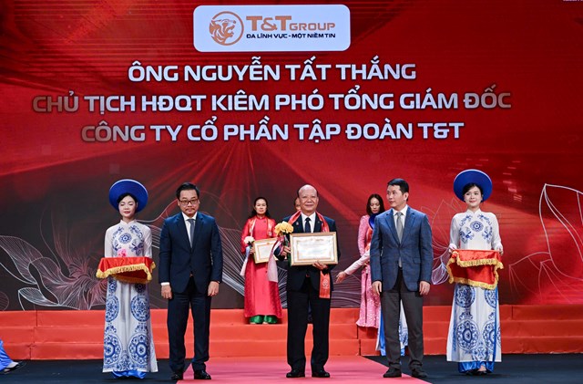 &Ocirc;ng Nguyễn Tất Thắng, Chủ tịch HĐQT Tập đo&agrave;n T&amp;T Group nhận Bằng khen của UBND TP H&agrave; Nội. &nbsp;