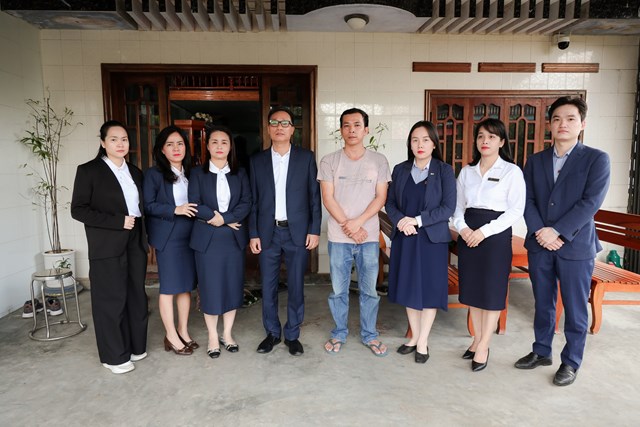 Đại diện Bảo hiểm nh&acirc;n thọ MB Life chia sẻ nỗi đau mất người th&acirc;n của kh&aacute;ch h&agrave;ng Trần Văn Thiện (giữa) trong đợt lũ dữ vừa qua. &nbsp;