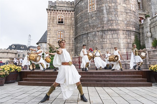 &ldquo;Solar Warriors&rdquo; khuấy động kh&aacute;n giả bằng m&agrave;n trống đầy uy lực. &nbsp;