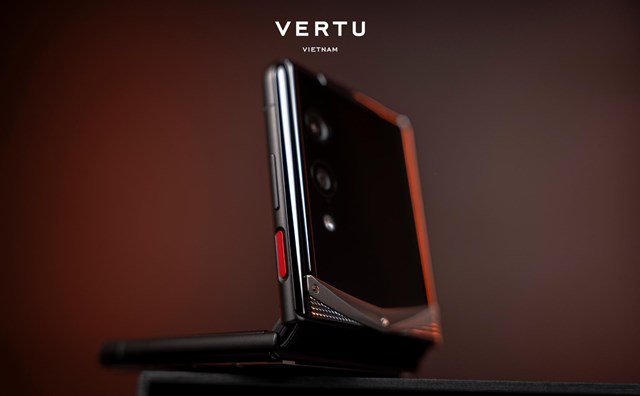 Ph&iacute;m Ruby trứ danh của Vertu gi&uacute;p k&iacute;ch hoạt tức th&igrave; hệ thống hỗ trợ đặc quyền 24/7.