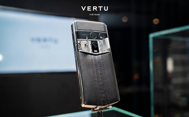 Vertu Agent Q phi&ecirc;n bản da b&ecirc; kh&acirc;u đen c&ugrave;ng đường may thủ c&ocirc;ng tinh xảo.
