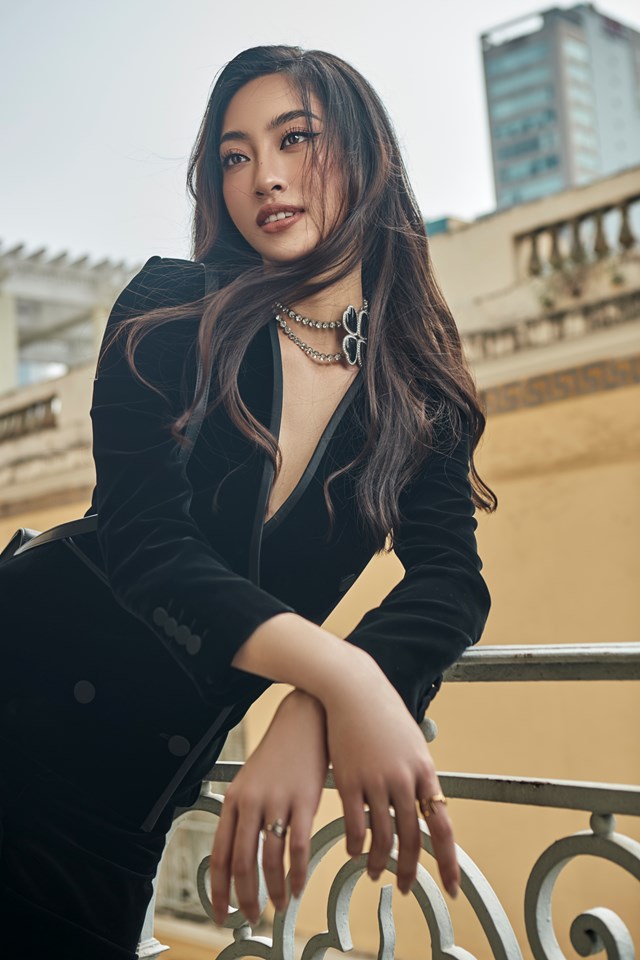 Với biểu cảm gương mặt, cách tạo dáng cực thần thái trong bộ ảnh, Hoa hậu Lương Thùy Linh cho thấy sự chín chắn sau 2 năm đăng quang, cô dường như đã định hình được phong cách thời trang cá nhân vô cùng ấn tượng, mang đậm dấu ấn riêng của mình. 