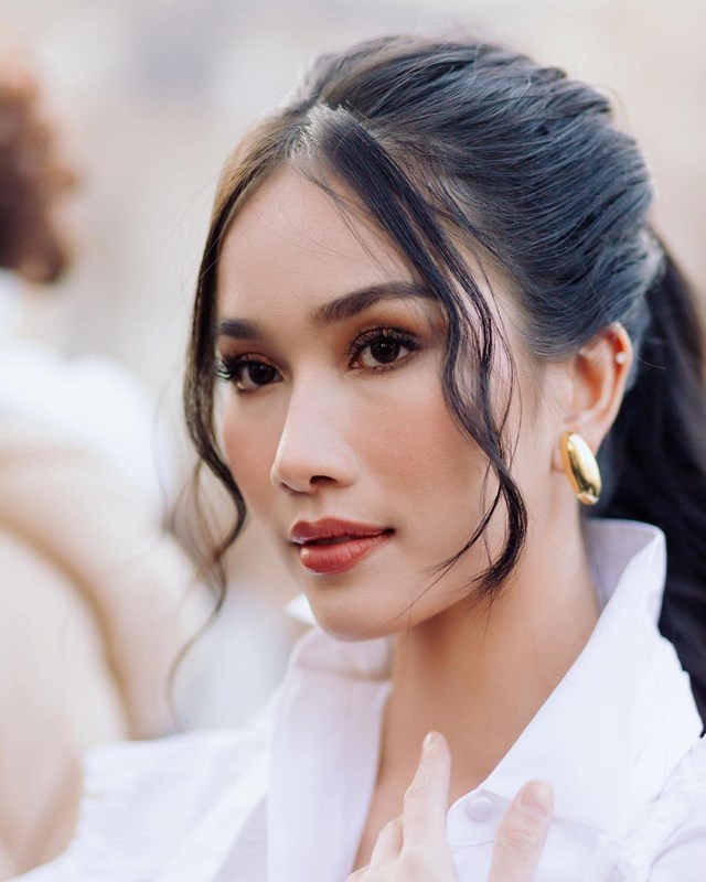 Cách phối đồ này đã làm bật phong cách thời thượng cho Á hậu Phương Anh. Đặc biệt, cô được dành nhiều lời khen bởi layout makeup phù hợp với gương mặt. 