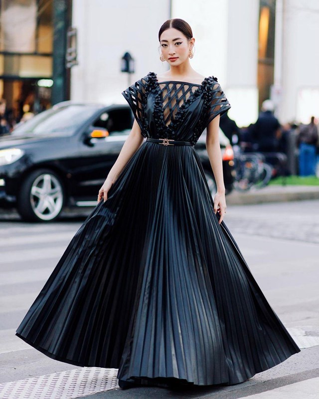 Ngay khi vừa xuất hiện, Lương Thùy Linh đã thu hút được sự chú ý lớn và liên tục được các nhiếp ảnh gia vây quanh. Nàng hậu sinh năm 2000 khoác lên mình thiết kế “full-đen”.