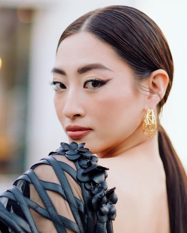 Sau khi tiến vào bên trong show diễn, cả hai nhan sắc Việt đã được ưu ái tham dự ở vị trí đầu ở hàng ghế khán giả. Mặc cho việc lệch múi giờ, cả hai vẫn đầy hứng khởi trong khoảng thời gian chuẩn bị bắt đầu show.