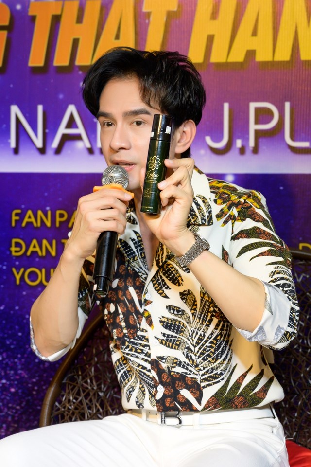 Nam ca sĩ kh&ocirc;ng h&agrave;i l&ograve;ng khi nhiều cơ sở bất chấp lợi nhuận m&agrave; l&agrave;m h&agrave;ng nh&aacute;i.