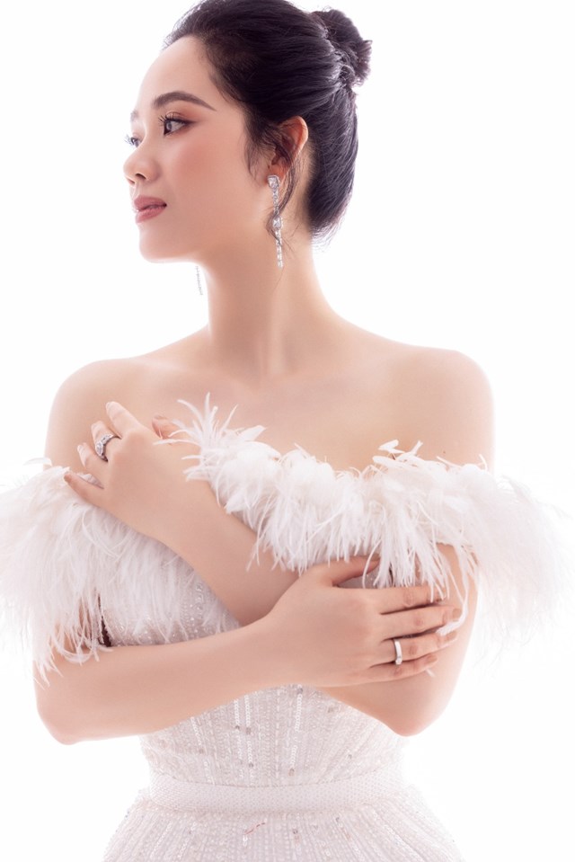  Mai Phương khiến nhiều người ngưỡng mộ vì vẫn duy trì được phong độ như thuở đôi mươi. 