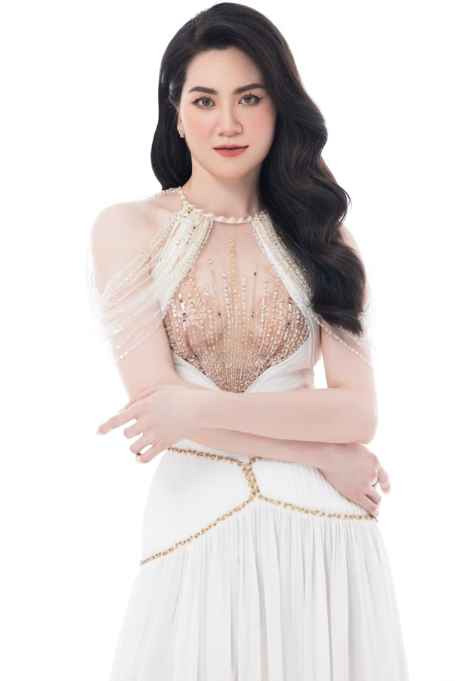 Được biết cô đang sống, làm việc tại Hà Nội và là mẹ của một bé trai 11 tuổi và bé gái 8 tuổi. Cả hai bé đều thừa hưởng nét đẹp ấn tượng của mẹ là màu mắt xanh và nước da trắng. (Ảnh: MrAT).