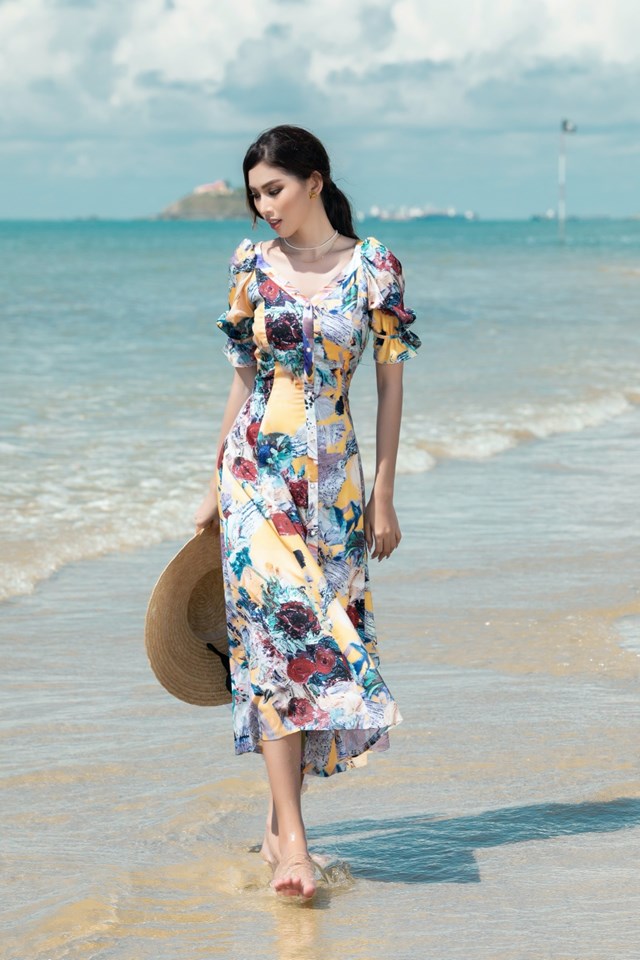 C&aacute;c thiết kế được người đẹp ưa chuộng l&agrave; d&aacute;ng v&aacute;y maxi bay bổng nhiều m&agrave;u sắc kết hợp với hiệu ứng, chiết eo, b&egrave;o nh&uacute;n... tạo điểm nhấn gi&uacute;p l&agrave;m nổi bật những đường cong.