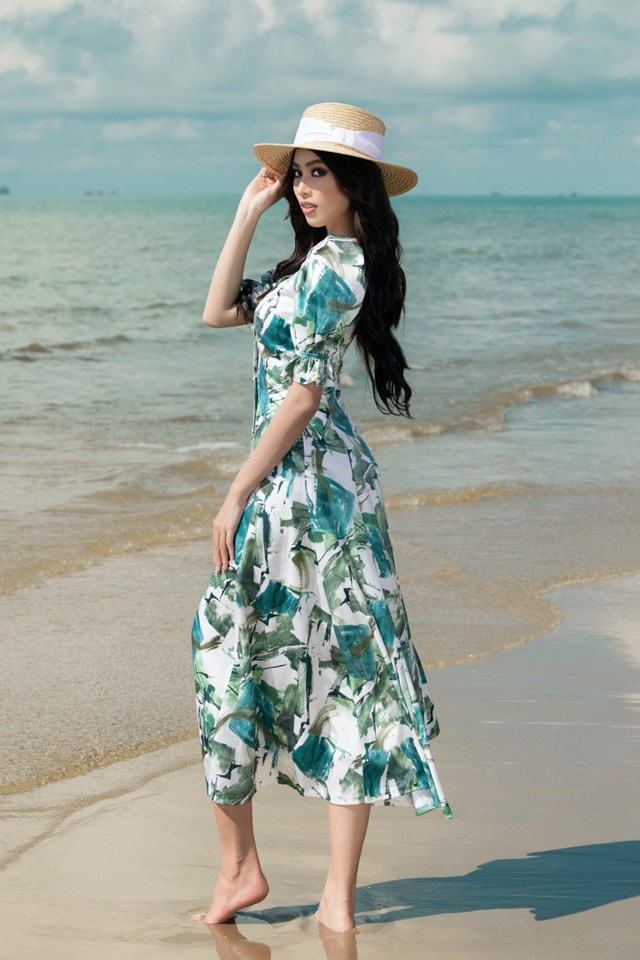 Diện đồ mang đậm hơi hướng Tropical, Ngọc Thảo khoe thân hình cân đối với đôi vai trần quyến rũ cùng mái tóc dài xõa bồng bềnh.