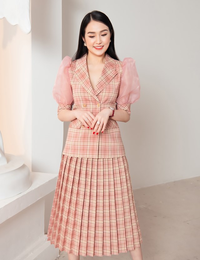 Cô cũng chú trọng sử dụng chất liệu không nhăn để trang phục luôn giữ được trọn vẹn sức hút.