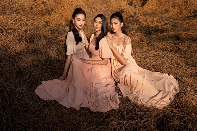 Trong bộ ảnh, Lương Thùy Linh, Ngọc Thảo và “tiền bối” Hà Kiều Anh đem đến cho người xem cảm giác nhẹ nhàng, tao nhã nhưng vẫn tôn lên vẻ đẹp hào nhoáng.