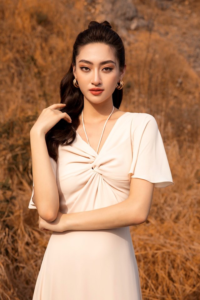 Lương Th&ugrave;y Linh khoe&nbsp; sắc v&oacute;c lẫn phong th&aacute;i chuy&ecirc;n nghiệp được thể hiện qua từng khung h&igrave;nh.