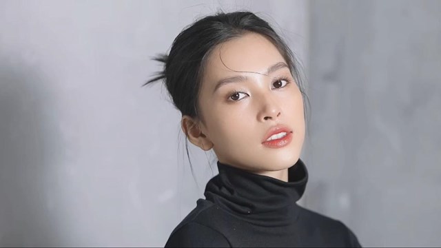 Trong video, nàng hậu chọn cách trang điểm tự nhiên khoe vẻ dịu dàng, trong trẻo của cô gái tuổi đôi mươi. Mái tóc đen được búi gọn làm nổi bật đường nét thanh tú trên gương mặt.