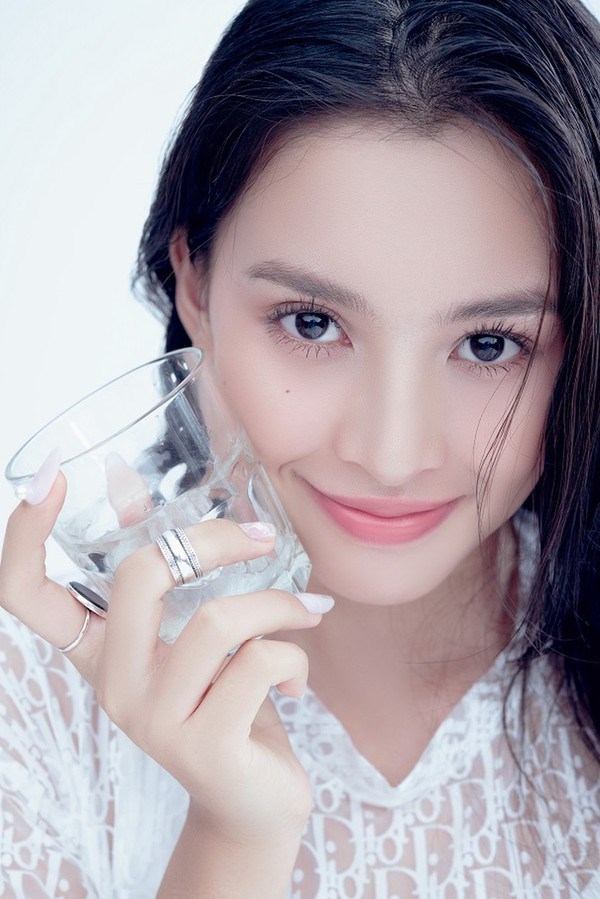 Fan cho rằng, đây chính là thời kỳ đỉnh cao nhan sắc của Tiểu Vy. Bởi không cần trang điểm cầu kỳ, vẻ đẹp của Hoa hậu Việt Nam 2018 vẫn toả sáng. 