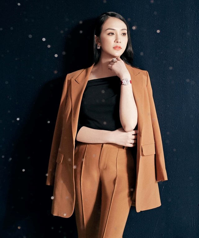 Nữ doanh nhân chia sẻ, mặc suit phom dáng rộng giúp che bớt các nhược điểm như bắp tay và eo to, ngực nhỏ.