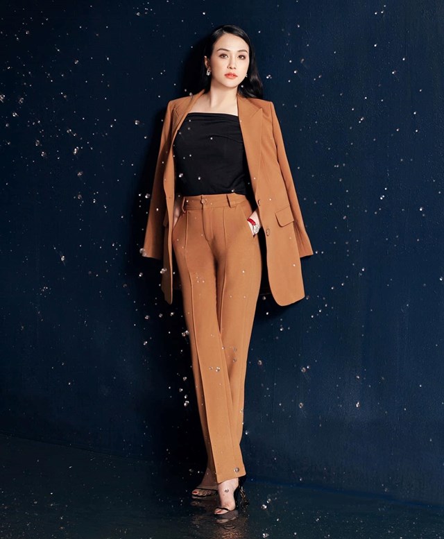 Theo Hương Baby, với những bộ suit trơn, cô chỉ mặc cùng áo màu trơn bên trong và giày cao gót. 