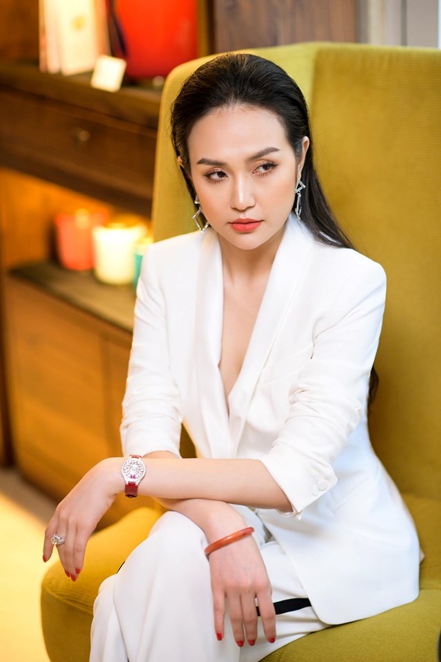 Phần lớn các trang phục cô chọn đều mang gam màu nổi bật như trắng, đen,  đổ thể hiện được hình tượng nữ tính, quyến rũ đầy kiêu hãnh cũng như mang tính ứng dụng cao. 