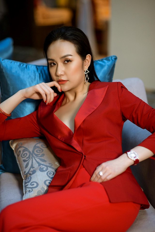 Với bộ suit trơn màu không cách điệu nhiều về phom dáng, chỉ cần chi tiết thắt eo cũng đủ giúp vẻ ngoài thêm ấn tượng.