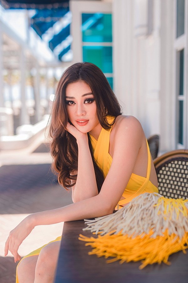 Đời thường, c&ocirc; n&agrave;ng chăm diện đồ cắt xẻ tinh tế với t&ocirc;ng m&agrave;u tươi s&aacute;ng khoe vai thon, ch&acirc;n d&agrave;i.
