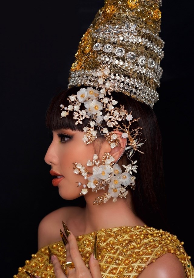 Bên cạnh trang phục, layout makeup ấn tượng, Thùy Tiên còn ghi điểm với màn giới thiệu bản thân bằng tiếng Thái. Được biết, để tự tin giao lưu và hòa nhập tốt với các thí sinh khác, Thùy Tiên đã tranh thủ trau dồi thêm tiếng Thái bên cạnh vốn tiếng Anh của mình, hiện tại cô nàng đang ở buổi học thứ 3, nhưng đã giao tiếp khá lưu loát.