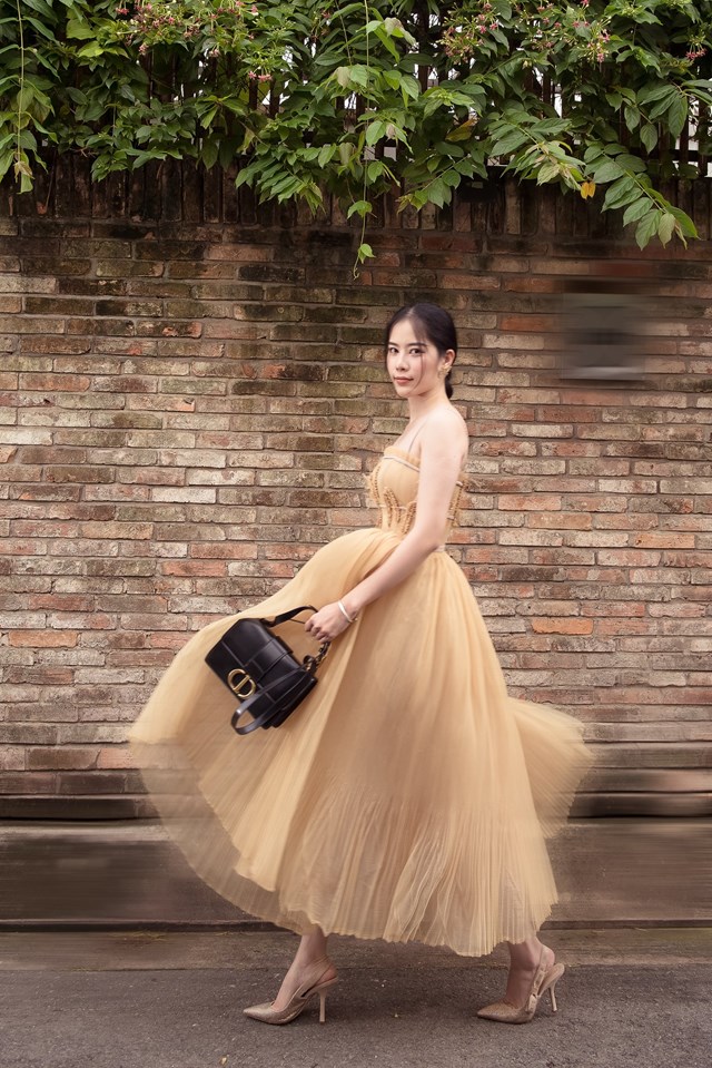  Cách kết hợp cùng chiếc túi 30 Montaigne trứ danh của nhà mốt Dior và layout trang điểm nhẹ nhàng sắc sảo giúp tôn gương mặt Nam Em thêm phần cuốn hút.