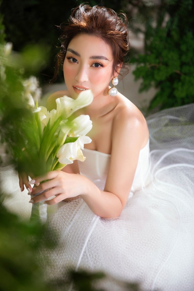 Trong bộ ảnh, Đỗ Mỹ Linh khoe nhan sắc lộng lẫy, hoá thân thành công chúa trong sắc trắng tinh khôi của bộ váy cưới.