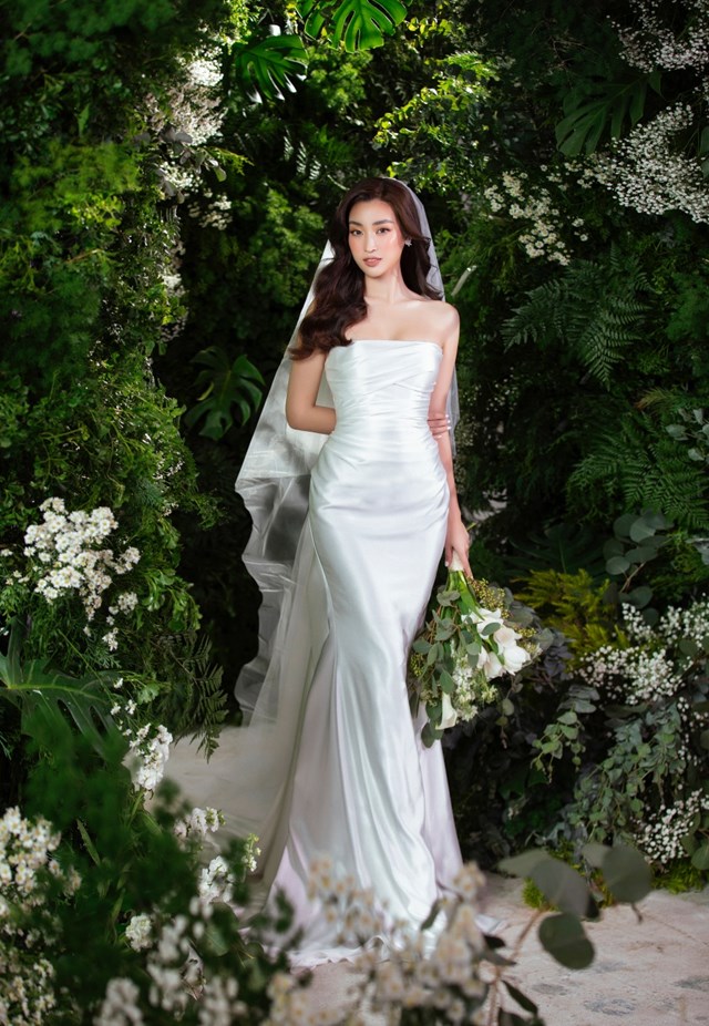Việc phối trộn h&agrave;i ho&agrave; c&aacute;c chất liệu cao cấp như tơ tằm, oganza, taffta, chiffon... mix với lưới, kết hợp th&ecirc;m những chi tiết đ&iacute;nh đ&aacute; hay pha l&ecirc; swarovski gi&uacute;p tạo n&ecirc;n sự sang trọng, mang n&eacute;t độc đ&aacute;o ri&ecirc;ng cho n&agrave;ng hậu.