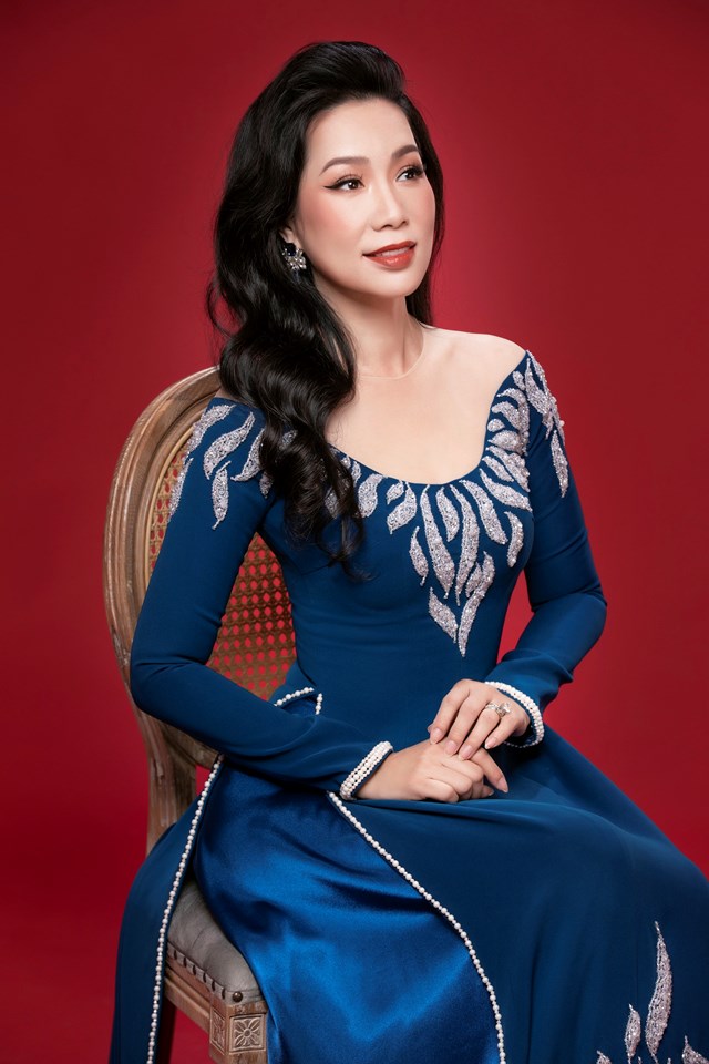 Trong bộ ảnh, loạt màu sắc nổi bật như xanh dương, đen, đỏ… được nhà thiết kế lồng ghép một cách khéo léo, nhằm truyền tải ý đồ của mình trong từng bộ trang phục.