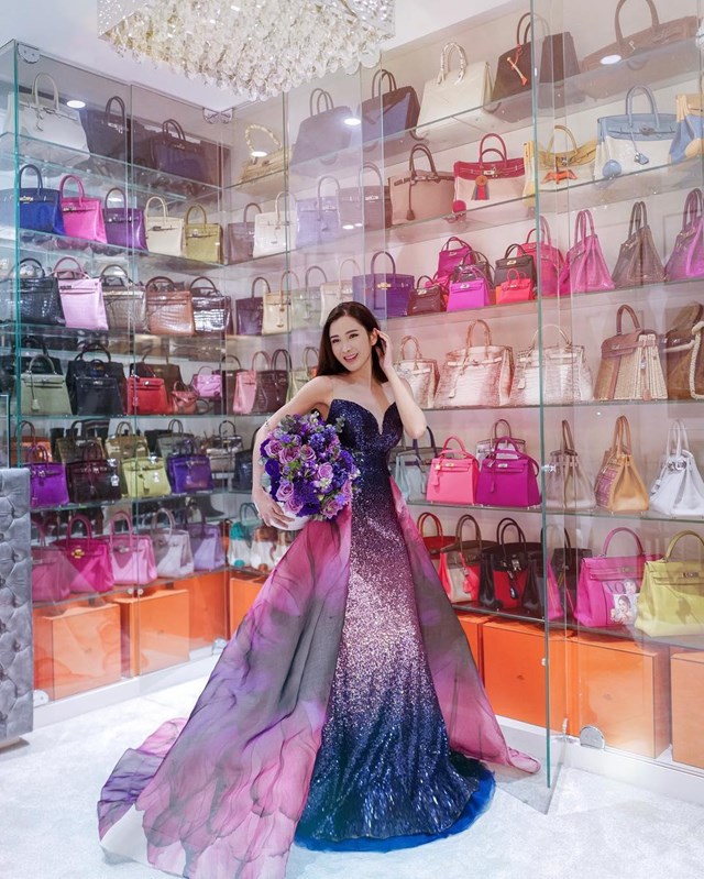 Jamie Chua đứng trước bộ sưu tập t&uacute;i&nbsp;Herm&egrave;s Birkin đắt gi&aacute; của m&igrave;nh