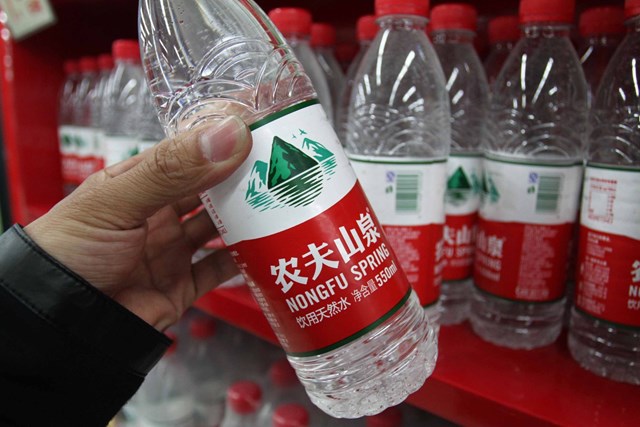Nước kho&aacute;ng Nongfu Spring b&aacute;n trong một si&ecirc;u thị ở tỉnh H&agrave; Nam, Trung Quốc