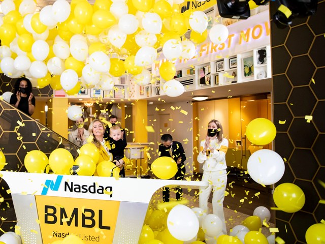 Whitney Wolfe Herd c&ugrave;ng con trai rung chu&ocirc;ng mừng&nbsp;Bumble l&ecirc;n s&agrave;n Nasdaq&nbsp;