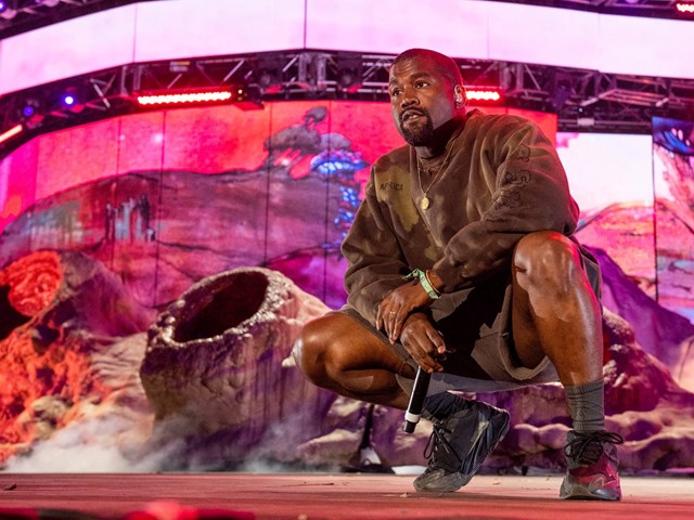 Bloomberg vinh danh Kanye West l&agrave; người Mỹ da m&agrave;u gi&agrave;u nhất trong lịch sử