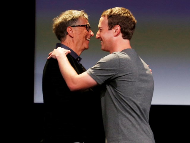 B&ecirc;n cạnh việc ti&ecirc;u tiền, Zuckerberg cũng được biết đến l&agrave; nh&agrave; hoạt động từ thiện t&iacute;ch cực. Tỷ ph&uacute; trẻ đ&atilde; tham gia v&agrave;o Giving Pledge, c&ugrave;ng với Bill Gates, Warren Buffett v&agrave; hơn 200 triệu ph&uacute; v&agrave; tỷ ph&uacute; kh&aacute;c. Những người cam kết sẽ quy&ecirc;n g&oacute;p phần lớn t&agrave;i sản cho hoạt động từ thiện. Ảnh: Reuters