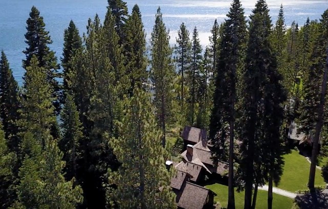 M&ugrave;a đ&ocirc;ng năm 2018, Zuckerberg chi 59 triệu USD mua hai biệt thự ven hồ Tahoe, bang Nevada. Ngo&agrave;i hai bất động sản, anh c&ograve;n sở hữu gần 200 m bờ s&ocirc;ng tư nh&acirc;n ở hồ Tahoe. T&agrave;i sản của Mark tại quanh hồ n&agrave;y dự kiến tiếp tục mở rộng. Ảnh: YouTube