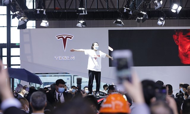 Zhang Yazhou biểu t&igrave;nh chống Tesla tại Triển l&atilde;m Auto Thượng Hải. Ảnh: Global Times