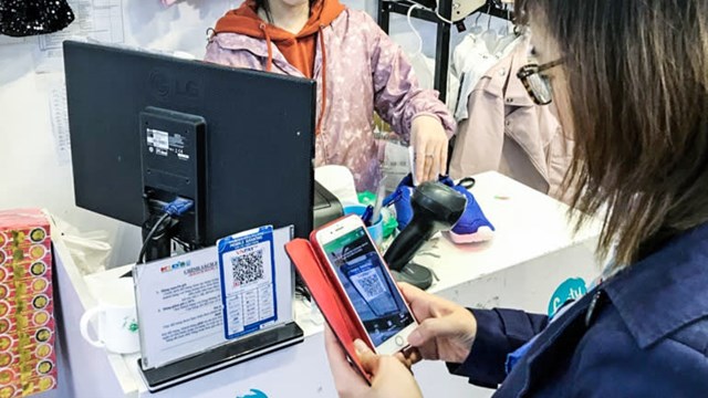 Một kh&aacute;ch h&agrave;ng sử dụng Zalo Pay của VNG để thanh to&aacute;n khi mua h&agrave;ng. Ảnh: Tomoya Onishi