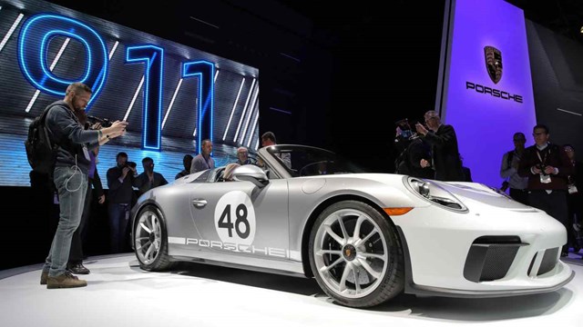 Porsche tiết lộ loại nhi&ecirc;n liệu xanh n&agrave;y c&oacute; thể l&agrave;m cho động cơ đốt trong sạch như xe điện. Ảnh: Reuters