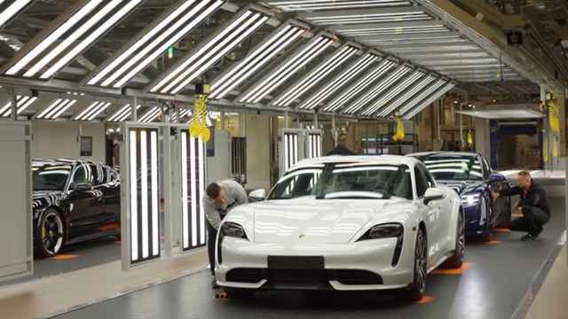 Porsche ra mắt chiếc sedan Taycan chạy điện v&agrave;o năm 2020. Ảnh: Kosei Fukao