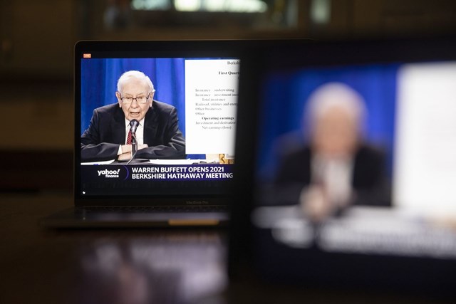 Warren Buffett đ&atilde; phản đối hai đề xuất của cổ đ&ocirc;ng v&agrave; cho rằng n&oacute; đi ngược lại kh&aacute;i niệm tự chủ m&agrave; c&ocirc;ng ty x&acirc;y dựng. Ảnh: Bloomberg News