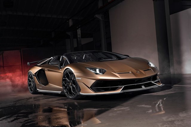 Mẫu xe Lamborghini Aventador SVJ Roadster m&agrave;u v&agrave;ng đồng