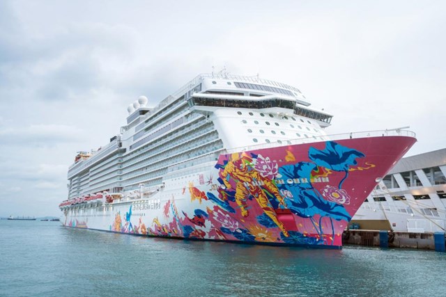 T&agrave;u du lịch Genting Dream neo đậu tại Trung t&acirc;m Du thuyền Vịnh Marina ở Singapore. Ảnh: Bloomberg