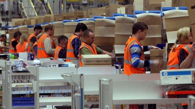 Nh&acirc;n vi&ecirc;n l&agrave;m việc tại một kho h&agrave;ng của Amazon.&nbsp;