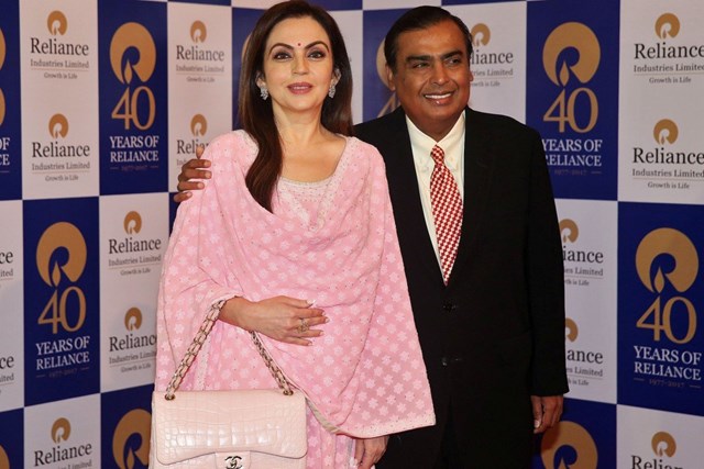Theo Forbes, Reliance Industries, gi&aacute; trị t&agrave;i sản của tập đo&agrave;n tư nh&acirc;n lớn nhất Ấn Độ đ&atilde; tăng th&ecirc;m 123,8 tỷ USD v&agrave;o đầu th&aacute;ng 10. Điều n&agrave;y đ&atilde; gi&uacute;p gia đ&igrave;nh Ambani kh&ocirc;ng chỉ đơn thuần l&agrave; gia tộc gi&agrave;u nhất ch&acirc;u &Aacute; m&agrave; c&ograve;n ch&iacute;nh thức lọt v&agrave;o danh s&aacute;ch 10 gia tộc gi&agrave;u nhất thế giới.&nbsp;
