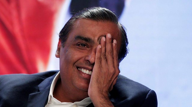 Với khối t&agrave;i sản 75,8 tỷ USD, nh&agrave; t&agrave;i phiệt Mukesh Ambani, chủ tịch ki&ecirc;m gi&aacute;m đốc điều h&agrave;nh của Reliance Industries hiện l&agrave; người gi&agrave;u nhất ch&acirc;u &Aacute;. T&agrave;i sản của Mukesh Ambani nhiều gấp gần 4 lần người gi&agrave;u thứ 2 Ấn Độ - doanh nh&acirc;n c&ocirc;ng nghệ Shiv Nadar - người đang sở hữu t&agrave;i sản trị gi&aacute; 21,1 tỷ USD. Trung b&igrave;nh, tỷ ph&uacute; gi&agrave;u nhất ch&acirc;u &Aacute; kiếm được 4,5 triệu USD (hơn 100 tỷ đồng)/ng&agrave;y hay 31.200 USD (hơn 700 triệu đồng) mỗi ph&uacute;t v&agrave;o năm 2019.&nbsp;