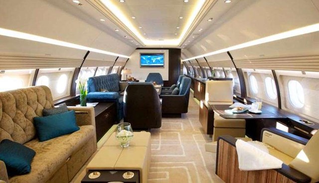 Gia đ&igrave;nh tỷ ph&uacute; Ambani cũng sở hữu phi cơ ri&ecirc;ng với nội thất xa xỉ. Chiếc Boeing Business Jet II gi&aacute; 73 triệu USD của gia đ&igrave;nh được v&iacute; như một kh&aacute;ch sạn 5 sao ở tr&ecirc;n kh&ocirc;ng với d&atilde;y ph&ograve;ng ngủ ri&ecirc;ng tiện nghi, nh&agrave; bếp v&agrave; một ph&ograve;ng họp với đầy đủ trang thiết bị tối t&acirc;n.