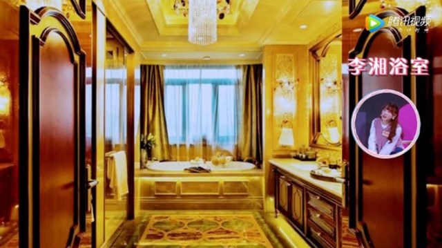 Ph&ograve;ng tắm xa xỉ b&ecirc;n trong căn hộ của L&yacute; Tương
