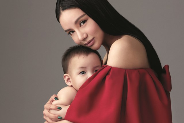 Kim Lim v&agrave; con trai đầu l&ograve;ng